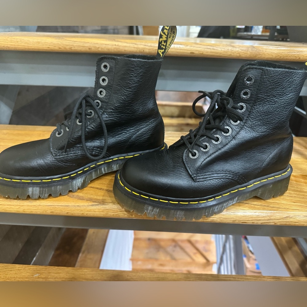 Dr. Marten’s Pebbled Leather Unisex Boot (size 7 fits a women’s 8.5/9)